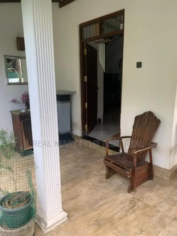 Kaduwela : 4BR (10.5P) Luxury House for Sale at Nawagamuwa