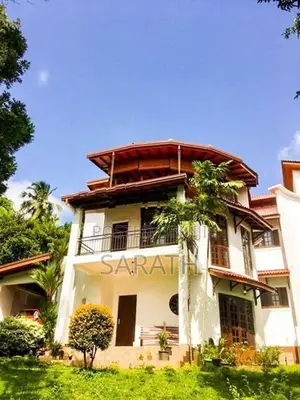 Spacious Luxury House In Talawatugoda