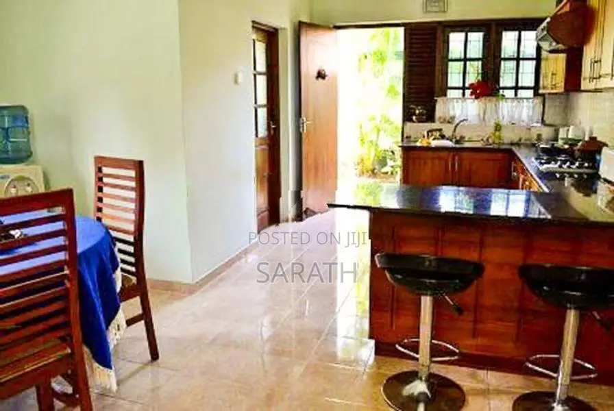 Spacious Luxury House In Talawatugoda