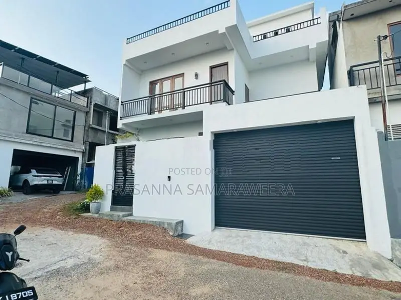 අලුතින් ඉදි වු නිවසක් විකිණීමට Piliyandala Town