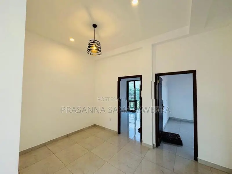 අලුතින් ඉදි වු නිවසක් විකිණීමට Piliyandala Town