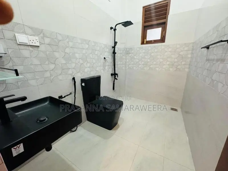 අලුතින් ඉදි වු නිවසක් විකිණීමට Piliyandala Town