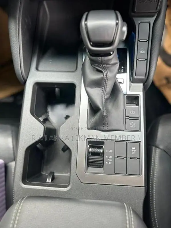 Toyota Land Cruiser Prado TRJ250 VX 2024