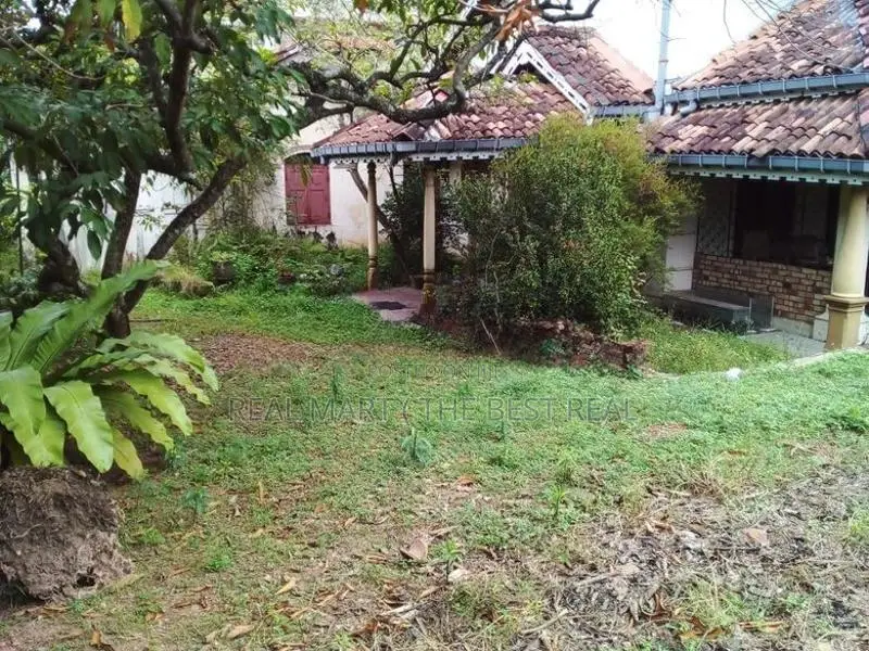 Mount Lavinia : 44.25 perches Land with Old House for Sale