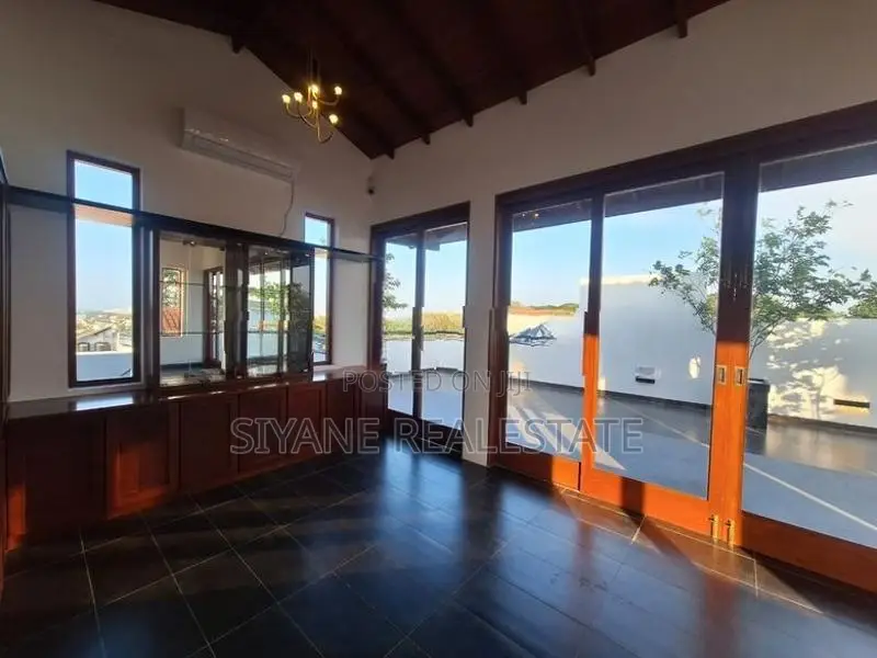 Luxury 3-Story Residence with Rooftop Bar and Pool – Kotte