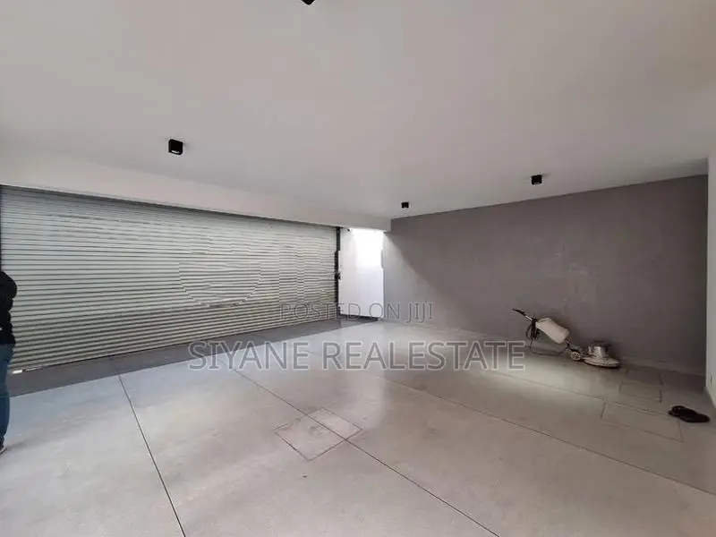 Luxury 3-Story Residence with Rooftop Bar and Pool – Kotte