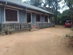 Warakapola : 80 perches Land with Three houses for Sale