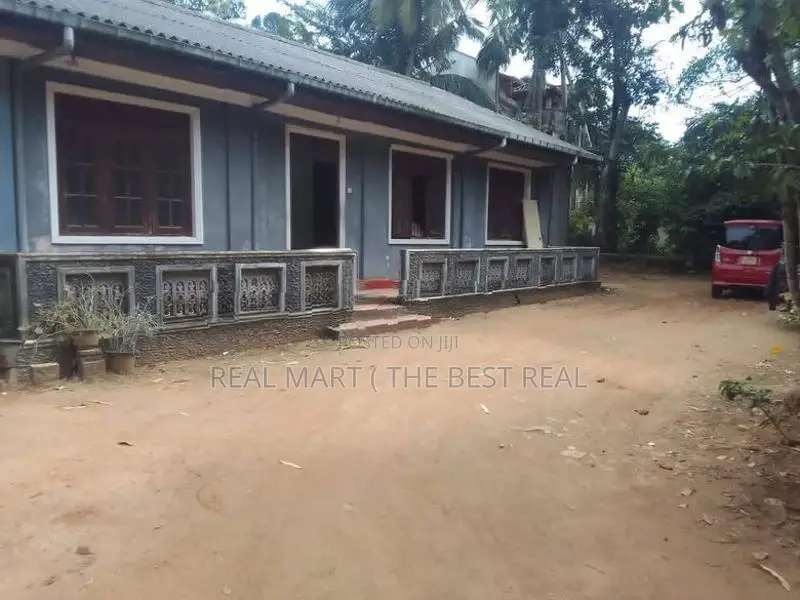 Warakapola : 80 perches Land with Three houses for Sale