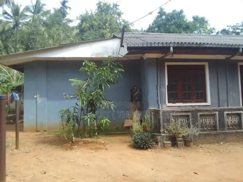 Warakapola : 80 perches Land with Three houses for Sale