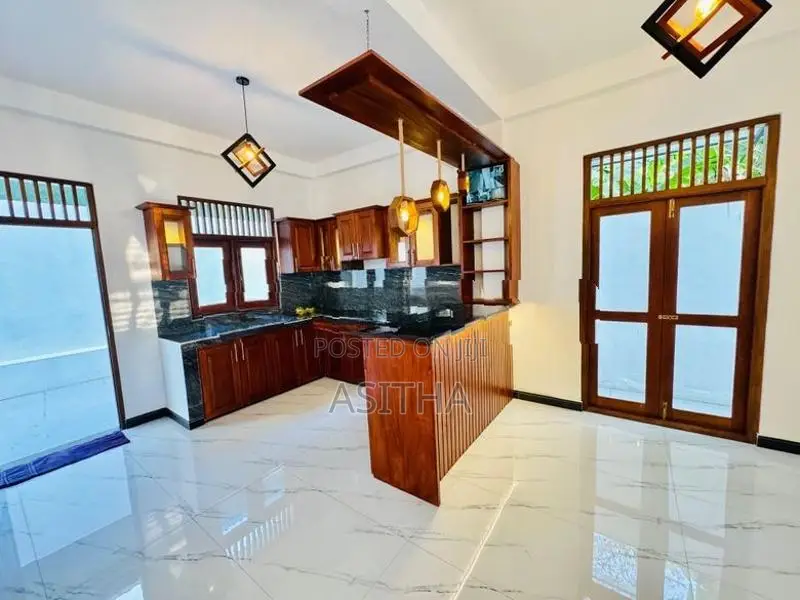 පදින්චි නොවු අලුත්ම දෙමහල් නිවස ඇරැව්වල