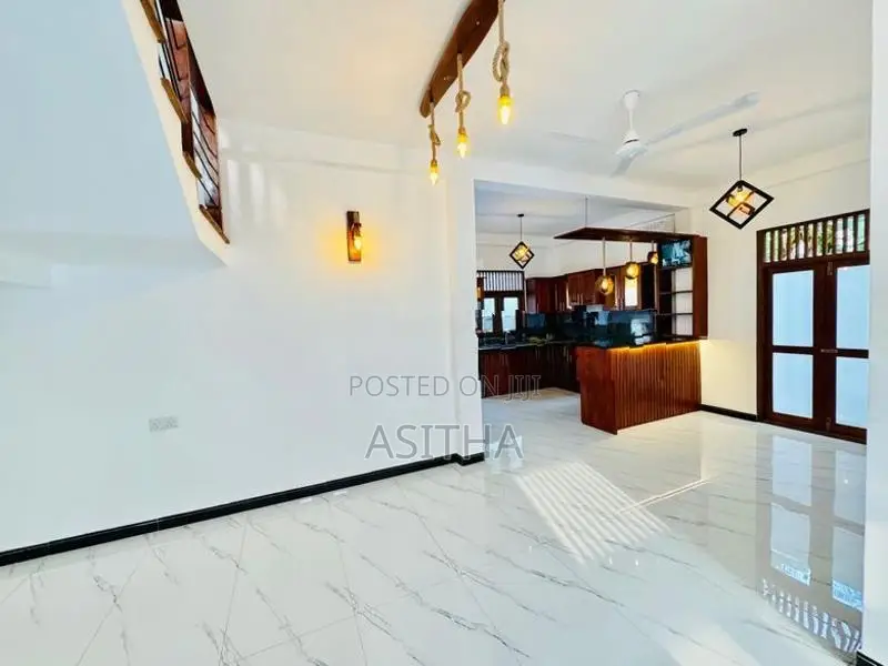 පදින්චි නොවු අලුත්ම දෙමහල් නිවස ඇරැව්වල