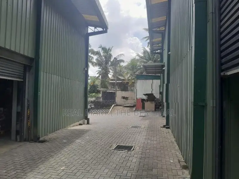 Athurugiriya : 11,000sf Modern Warehouse for Sale