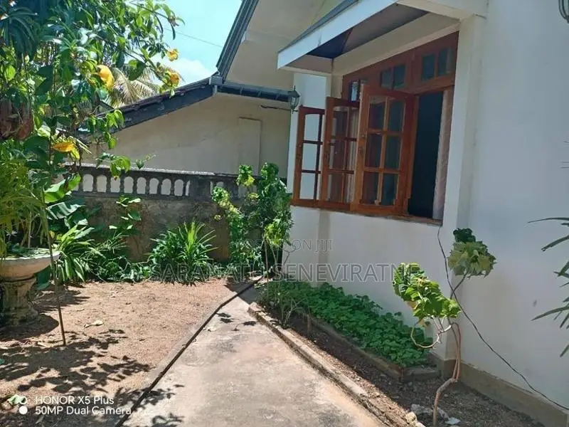 Beautiful Single Storey Family Home on Thalatuoya Road, Ampitiya Kandy