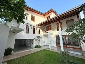 Luxury 03 Storey Residence With Rooftop - Kotte