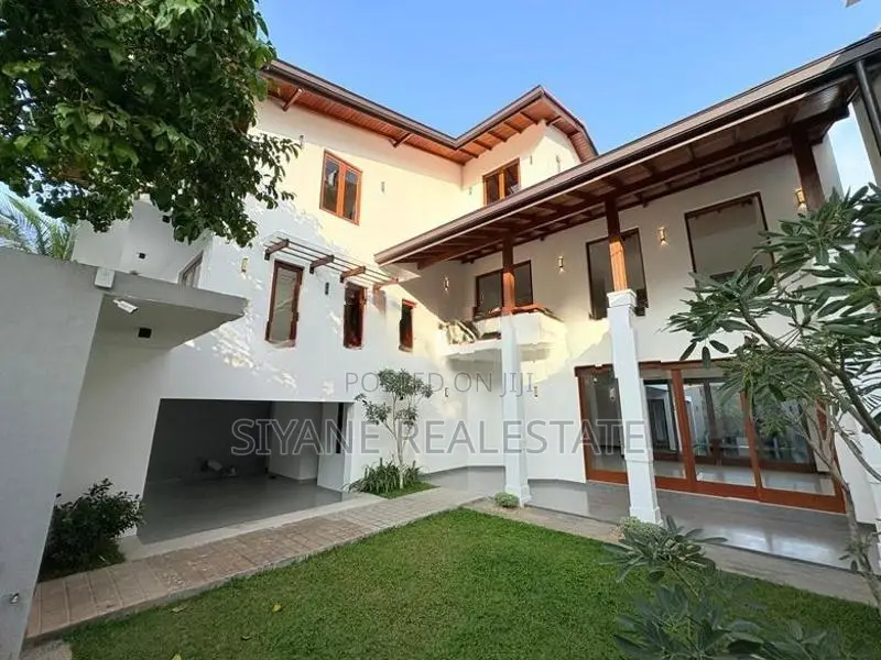 Luxury 03 Storey Residence With Rooftop - Kotte