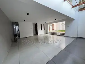 Luxury 03 Storey Residence With Rooftop - Kotte