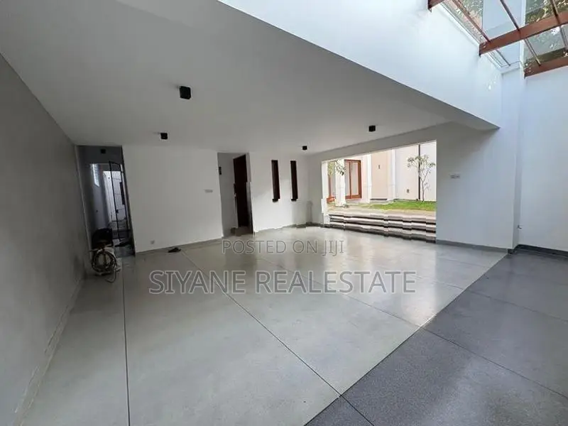 Luxury 03 Storey Residence With Rooftop - Kotte
