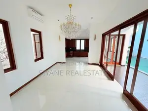 Luxury 03 Storey Residence With Rooftop - Kotte