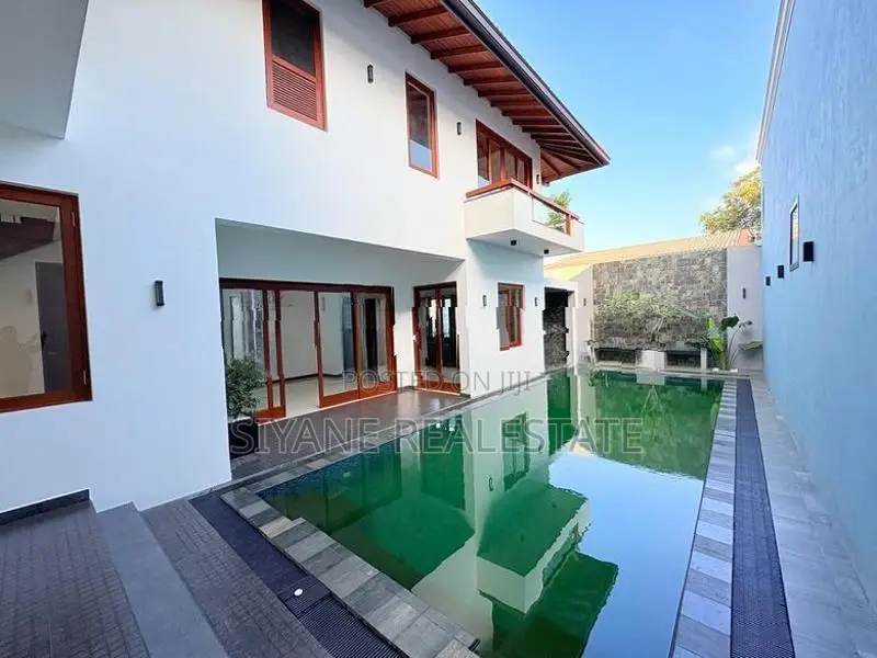 Luxury 03 Storey Residence With Rooftop - Kotte