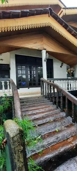 Kadawatha : 25 perches Land with Old House for Sale at Mahara