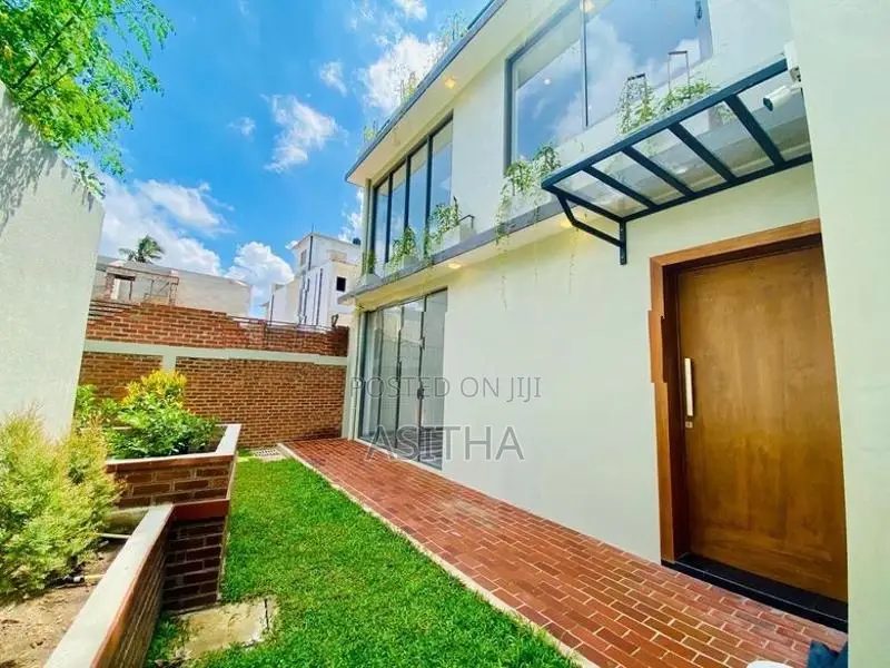 Beautiful New House කටුබැද්ද