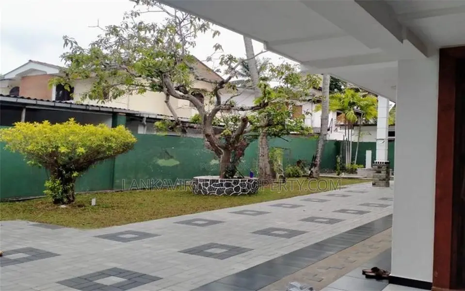 Moratuwa Thelawala 5 Bedrooms Upstiars House on 17 Perches Land for Sa