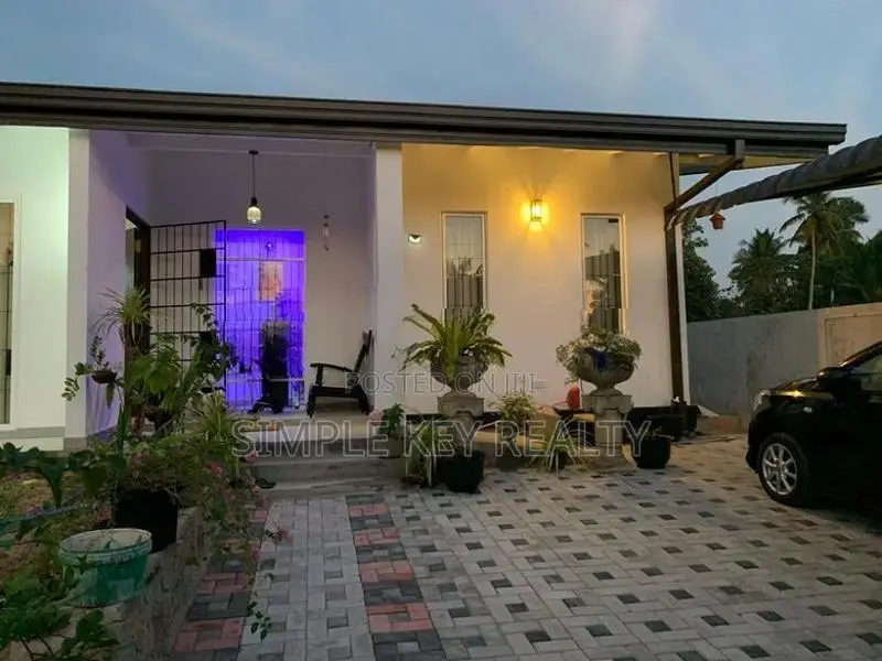 Beutiful house for sale in gampaha miriswatta wathuregama road