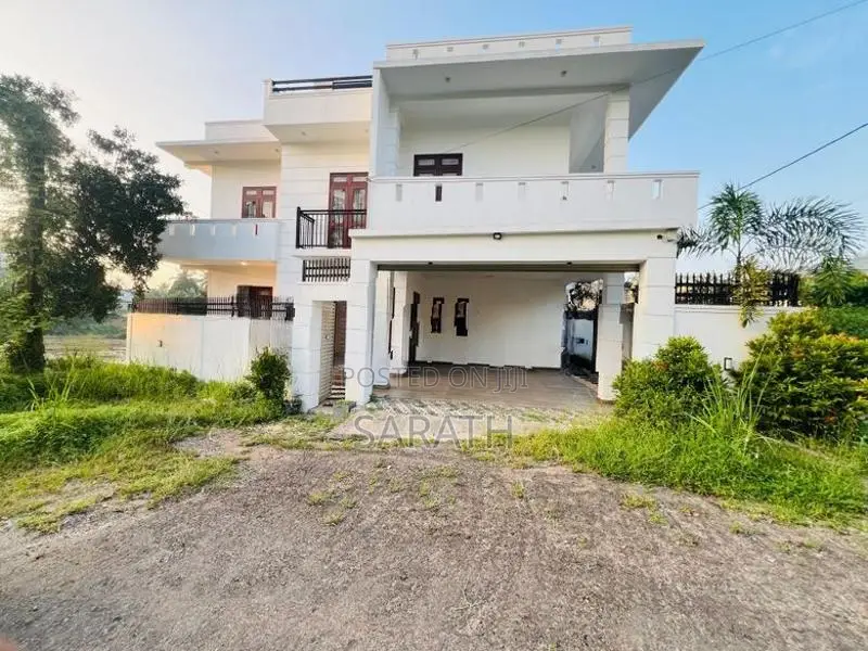 අතුරුගිරියෙන් අලුත්ම තෙමහල් නිවසක්