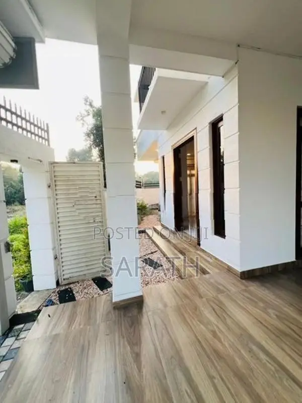 අතුරුගිරියෙන් අලුත්ම තෙමහල් නිවසක්