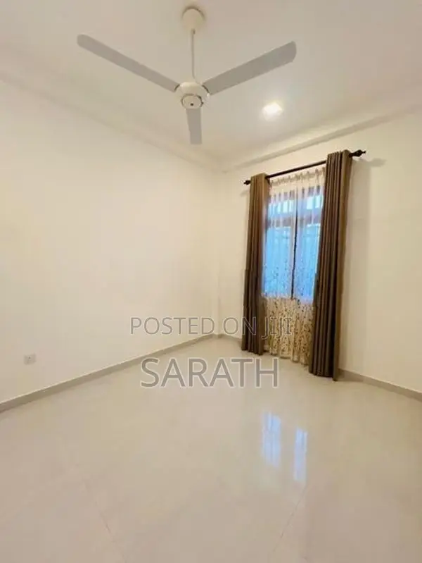 අතුරුගිරියෙන් අලුත්ම තෙමහල් නිවසක්