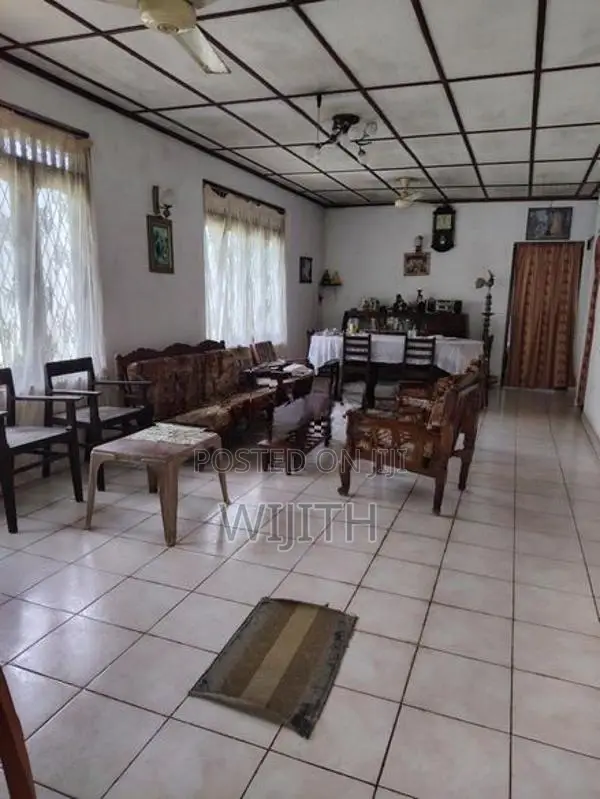 පදිංචිවිය හැකි නිවසක් සමග පර්චස් 35 විකිනිමට .අයකිරිම ඉඩමට පමණි .