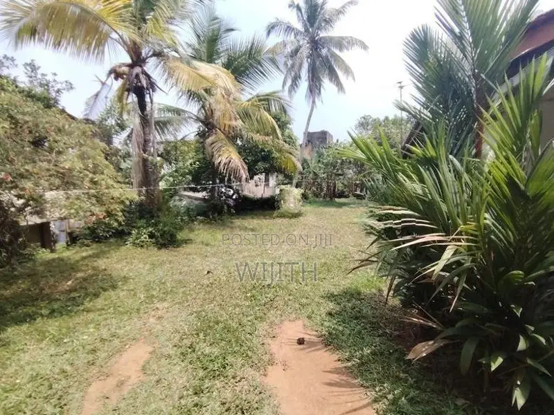 පදිංචිවිය හැකි නිවසක් සමග පර්චස් 35 විකිනිමට .අයකිරිම ඉඩමට පමණි .