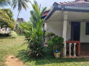 පදිංචිවිය හැකි නිවසක් සමග පර්චස් 35 විකිනිමට .අයකිරිම ඉඩමට පමණි .