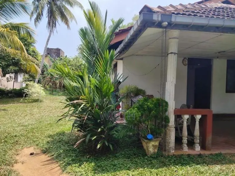 පදිංචිවිය හැකි නිවසක් සමග පර්චස් 35 විකිනිමට .අයකිරිම ඉඩමට පමණි .