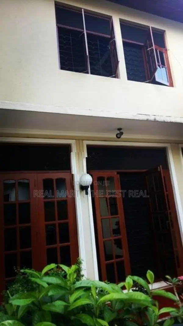 Galle : 8BR (25 Perches) House for Sale at Dangedara