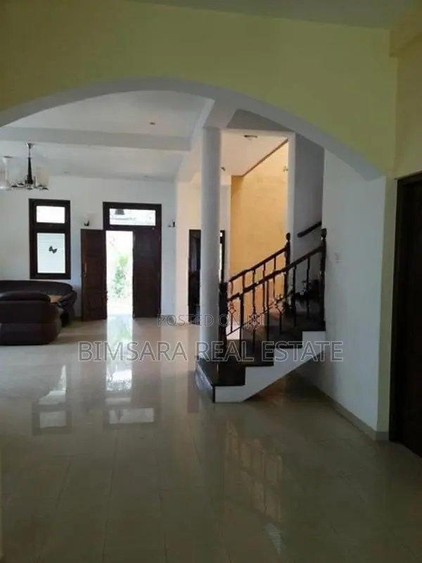 Spacious 5-Bedroom Two-Storey Residence in Malabe | SH15317