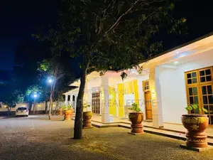 (AF718) 05 Bed Bath Hotel Sale At Kataragama