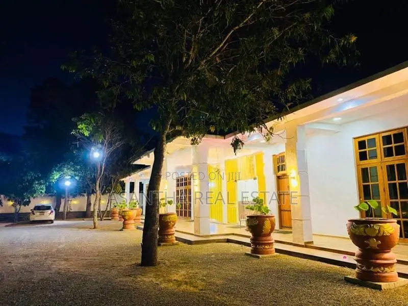 (AF718) 05 Bed Bath Hotel Sale At Kataragama