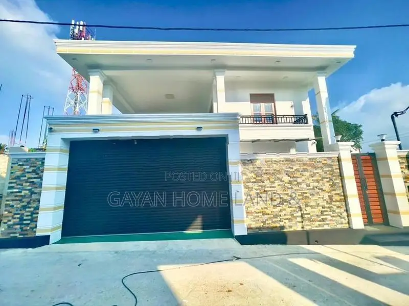 Brand New Luxury Thriple Storey House in Boralesgamuwa