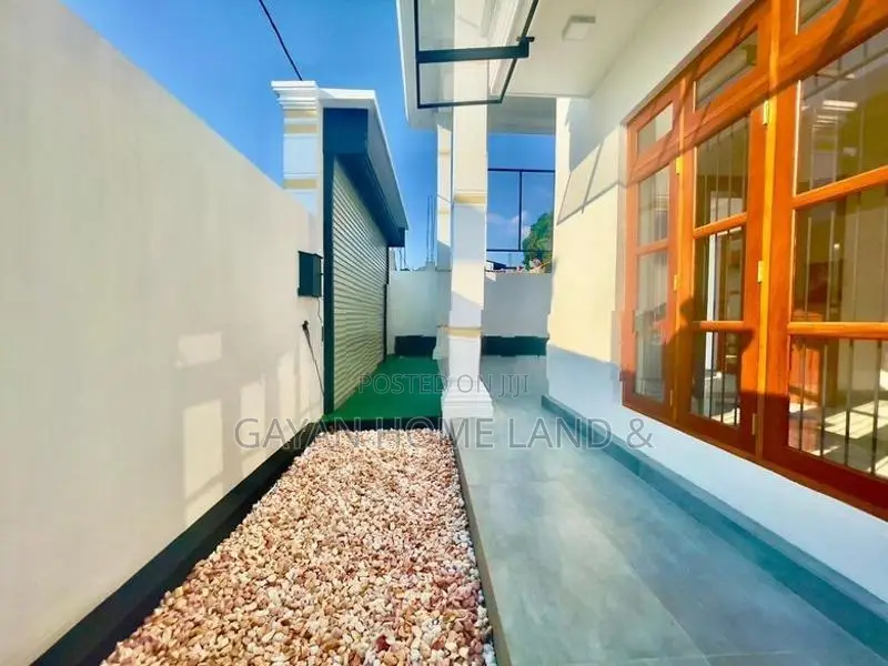 Brand New Luxury Thriple Storey House in Boralesgamuwa