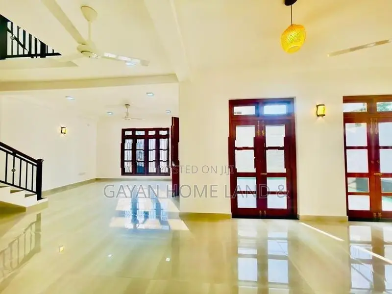 Brand New Luxury Thriple Storey House in Boralesgamuwa