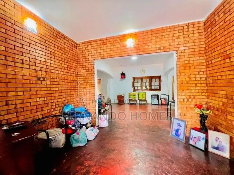 21.5 Perches Valuable Land With Upstairs House For Sale In Negombo