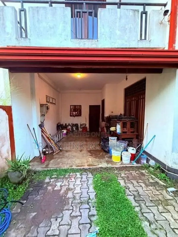 කඳාන සහ රාගම නගර වලට ඉතා සමීපයෙන් පිහිටි නිවසක් වහාම විකිණීමට.