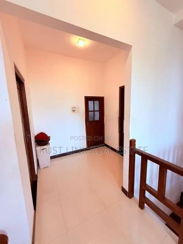කඳාන සහ රාගම නගර වලට ඉතා සමීපයෙන් පිහිටි නිවසක් වහාම විකිණීමට.