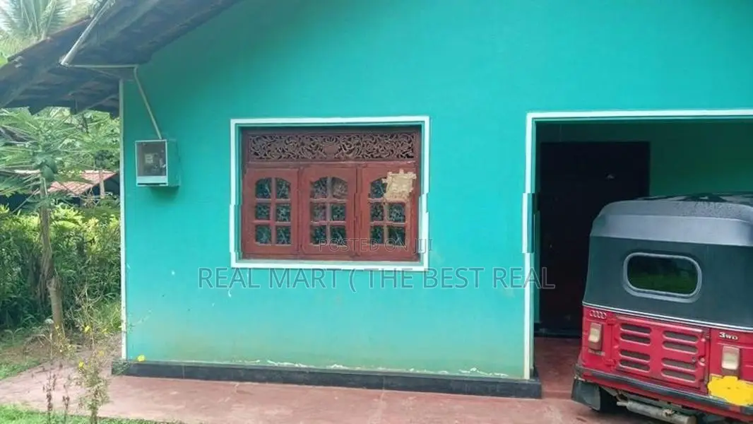 Mawathagama : 65 perches Land with old house for Sale