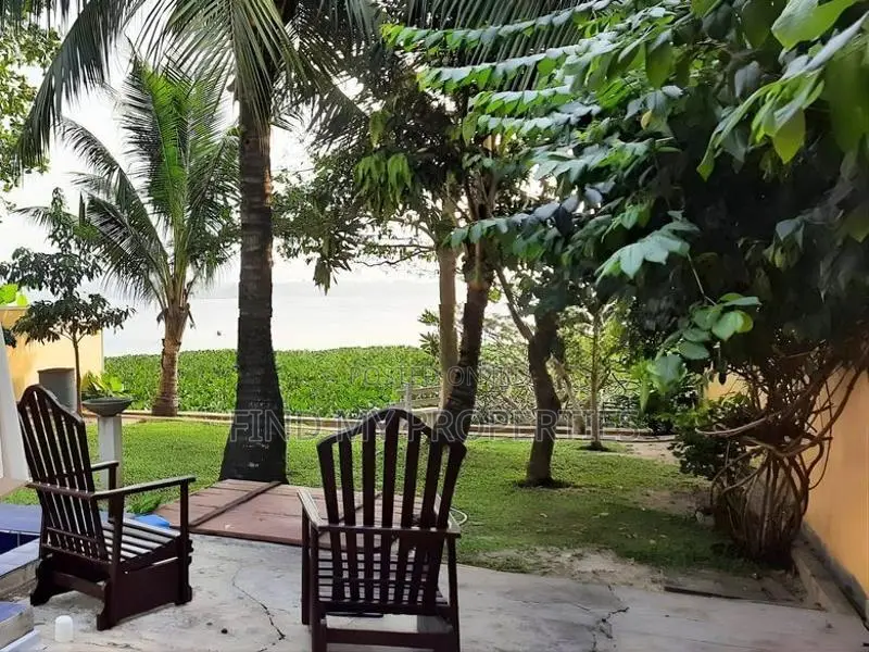 Lakefront Villa for Sale in Piliyandala