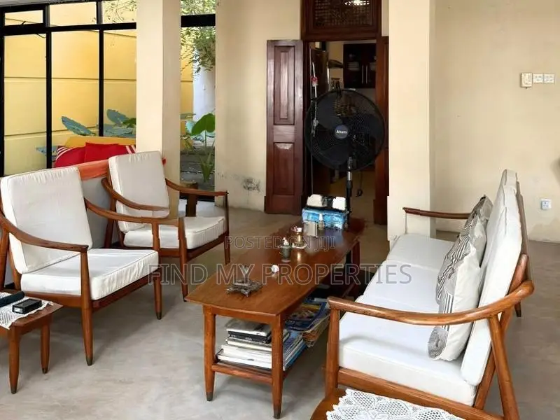 Lakefront Villa for Sale in Piliyandala