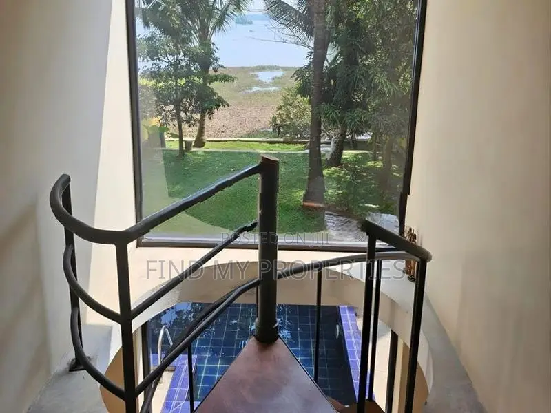 Lakefront Villa for Sale in Piliyandala