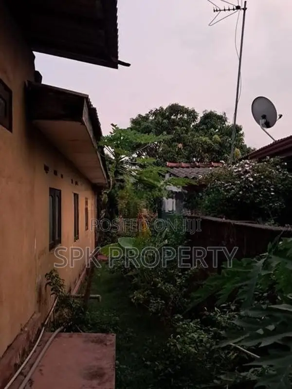 Land with Old House for Sale in Angoda
