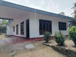 කැලණිය ගෝමිස් මාවතේ පර්චස් 17.5 ක ඉඩමක් ගෙයක් ද විකිණීමට ඇත.